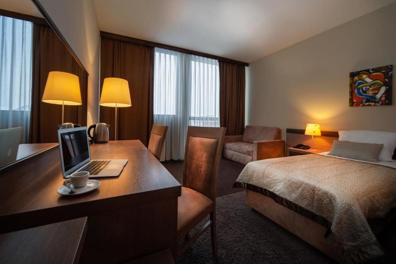 Hotel Kras Postojna Exterior photo
